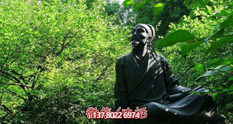 古代名人李白青銅雕塑，讓花園廣場坐擁舊韻