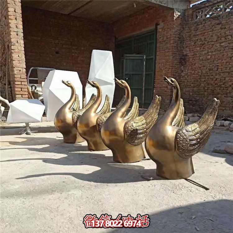 仿銅噴水雕塑，玻璃鋼景觀天鵝水池，為廣場(chǎng)園林?jǐn)[放