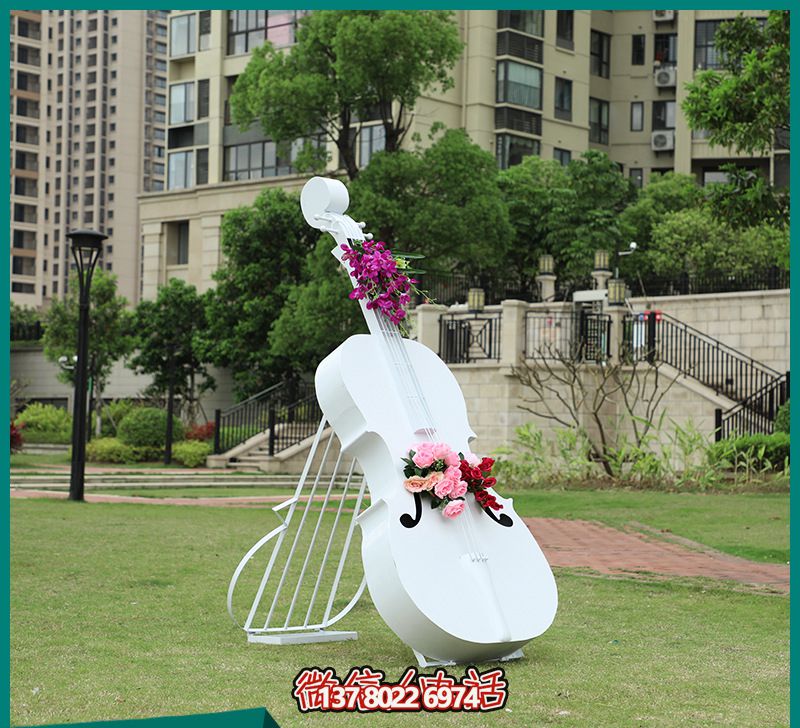玻璃鋼雕塑，打造創(chuàng)意白色大提琴，點綴公園景區(qū)
