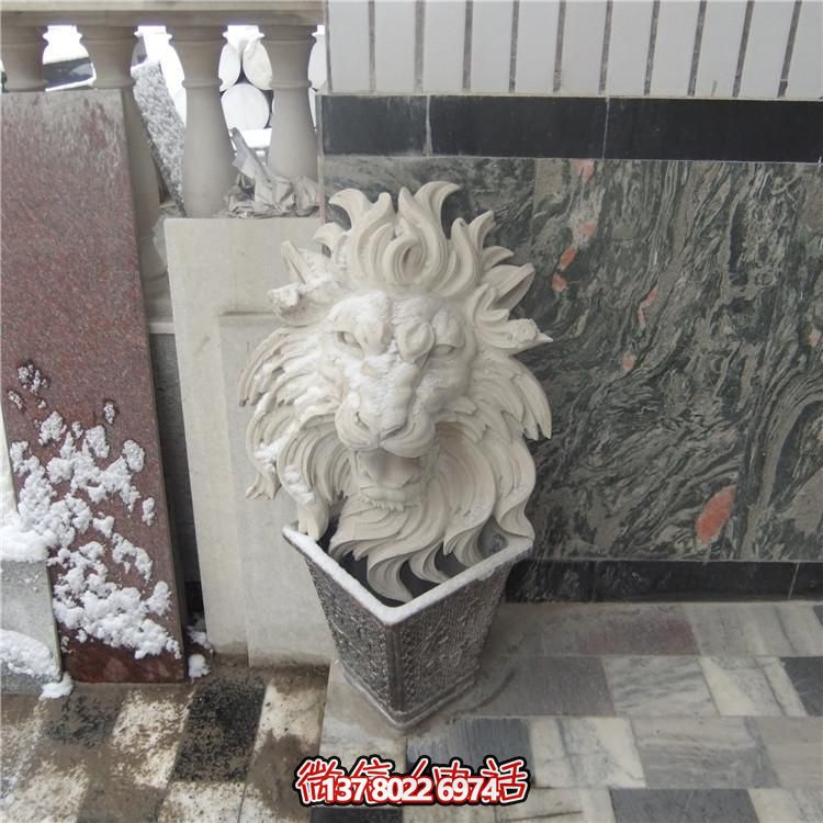 豪華別墅大型紅石獅子雕塑，園林景觀完美呈現(xiàn)