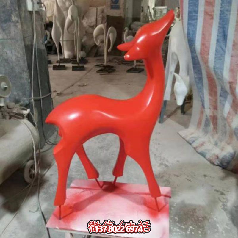 玻璃鋼制紅色梅花鹿雕塑，裝點別墅小區(qū)精致美觀