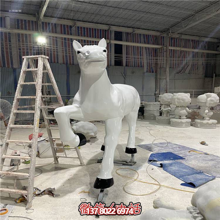 玻璃鋼馬雕塑，點(diǎn)綴戶外園林