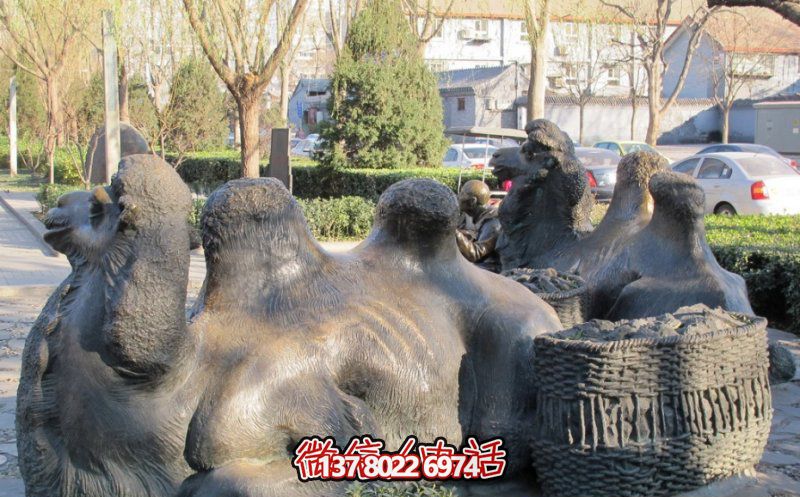 玻璃鋼駱駝雕塑，欣賞公園里歪頭看玻璃創(chuàng)意