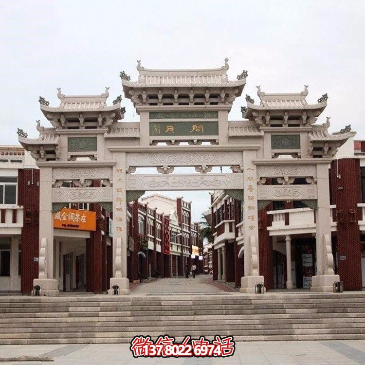 精美中式三門牌坊，裝飾大理街道