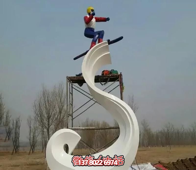 彩繪不銹鋼雕塑，把滑雪運動主題人物雕刻到廣場上