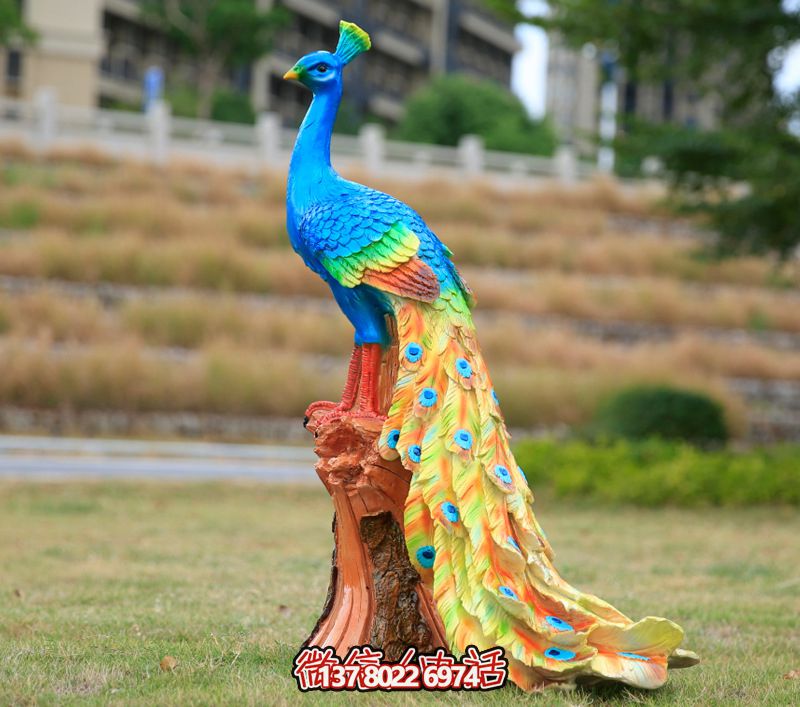 玻璃鋼孔雀雕塑，點綴公園草坪