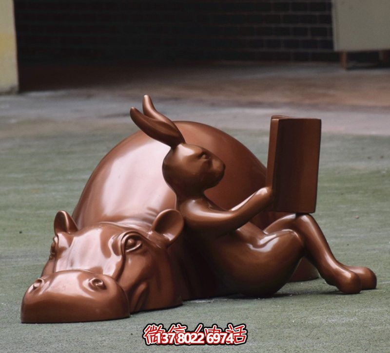 玻璃創(chuàng)意海馬雕塑，擺放于場(chǎng)內(nèi)，點(diǎn)綴你的生活